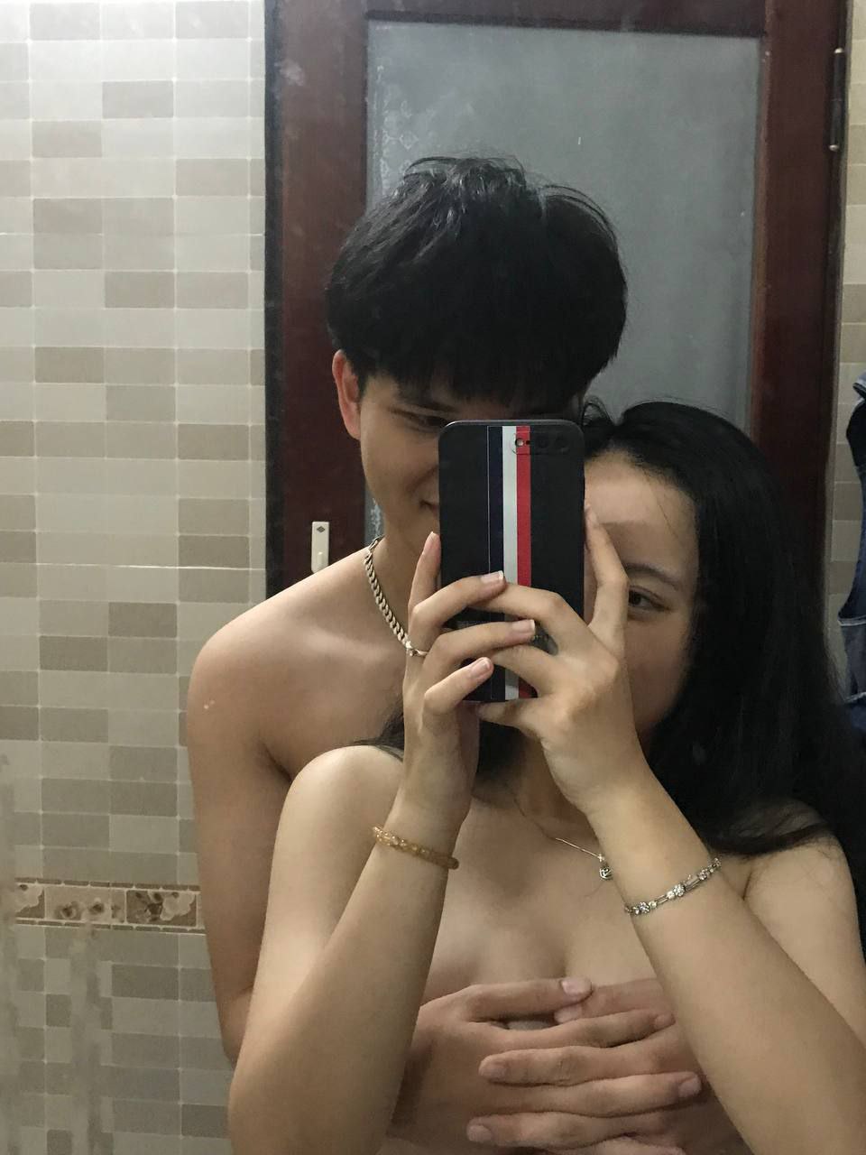 Má dẫn con gái đi mát-xa trị liệu bị anh kỷ thuật viên móc trúng điểm g